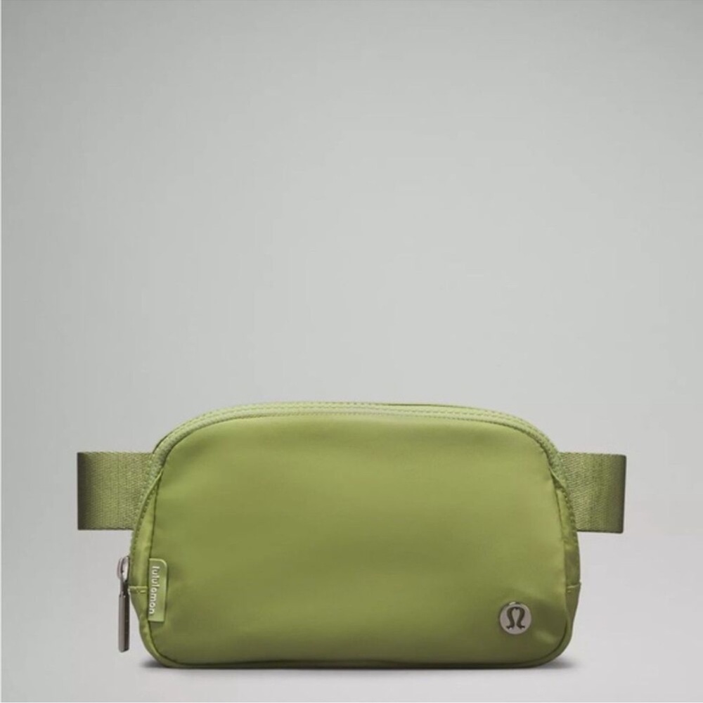 Lululemon Everywhere Belt Bag Edamame Green NWT